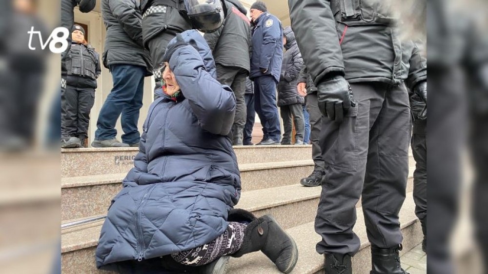 Protest la Procuratura Generală: Un susținător PAS ar fi doborât la pământ o bătrână